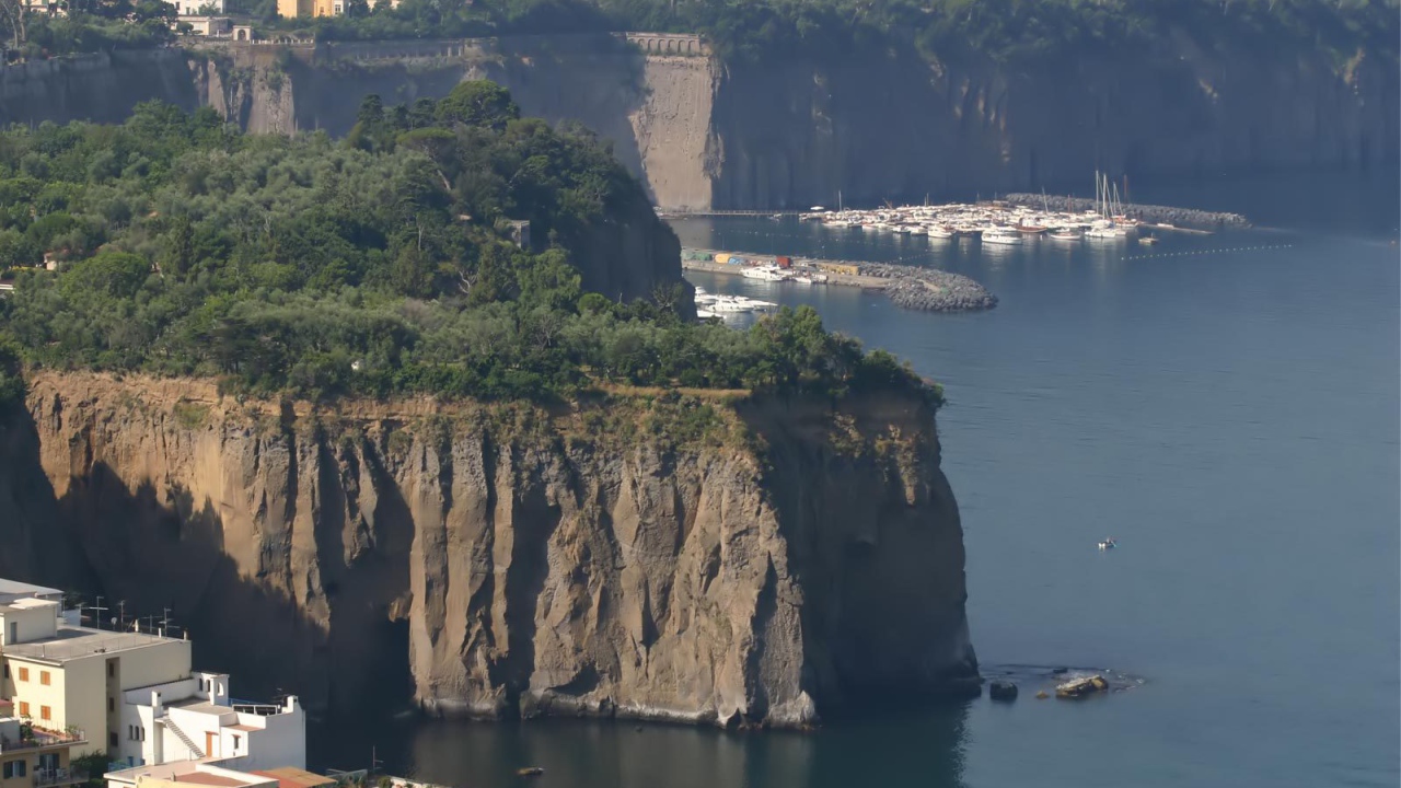 Обрывистые берега в Неаполе, Италия