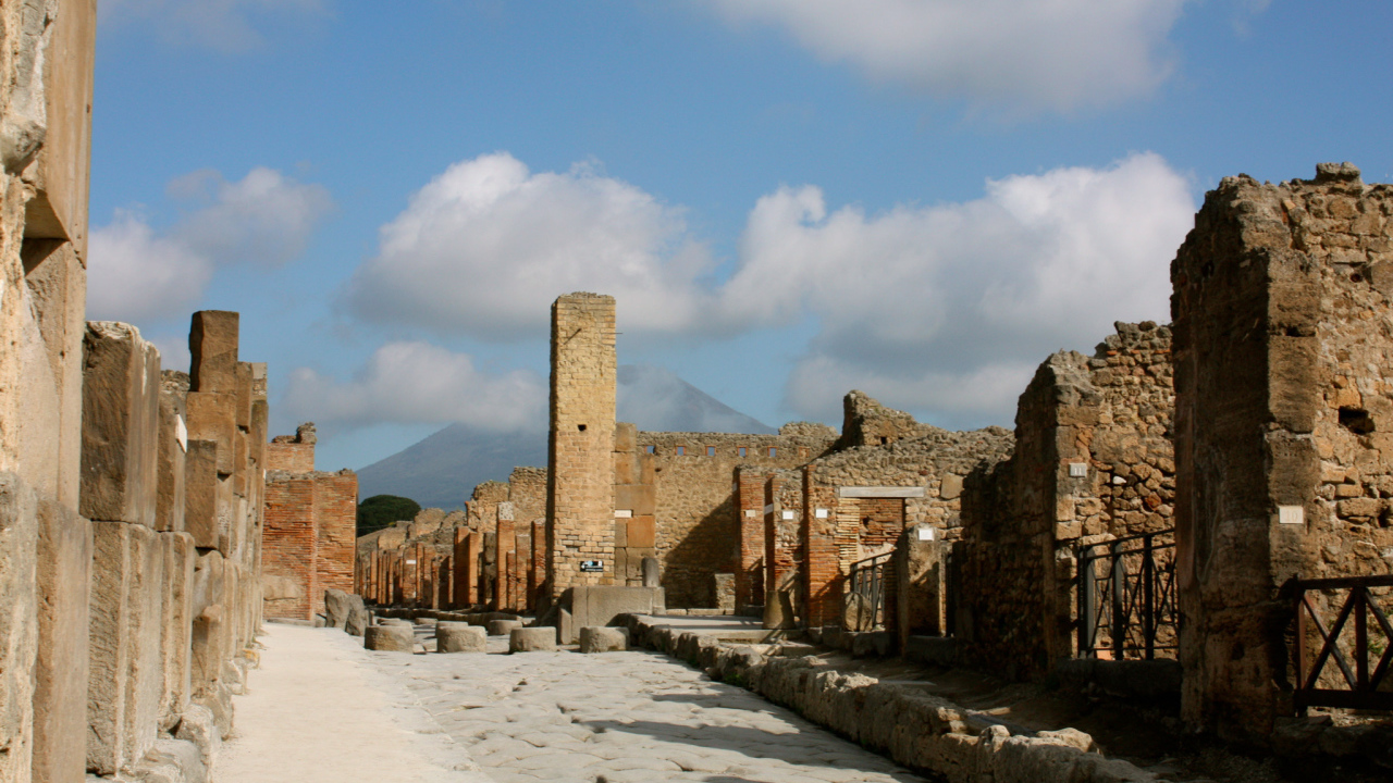 Улица на фоне Везувия в Помпеях, Италия