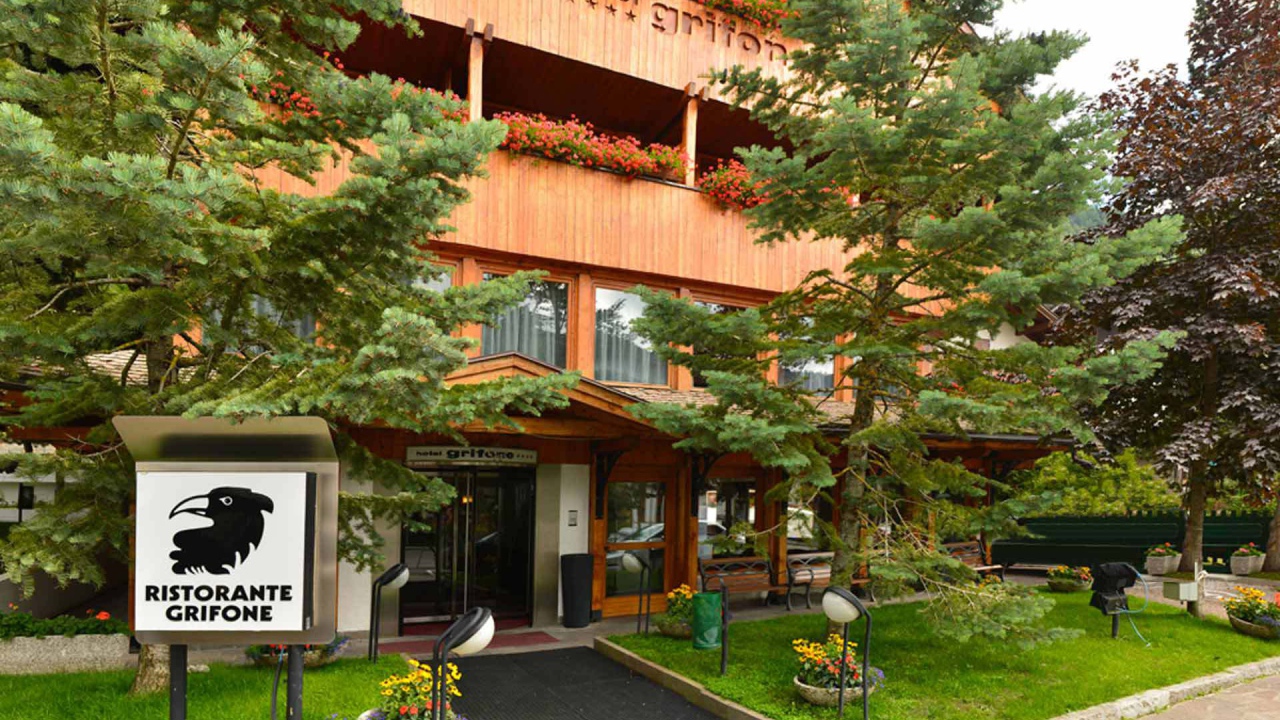Летний вид отеля Грифон на горнолыжном курорте Мадонна ди Кампильо, Италия