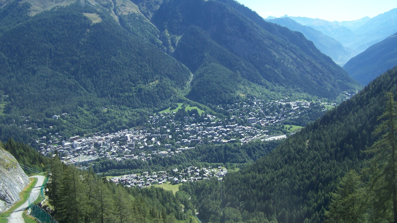 Летний пейзаж на горнолыжном курорте Курмайор, Италия