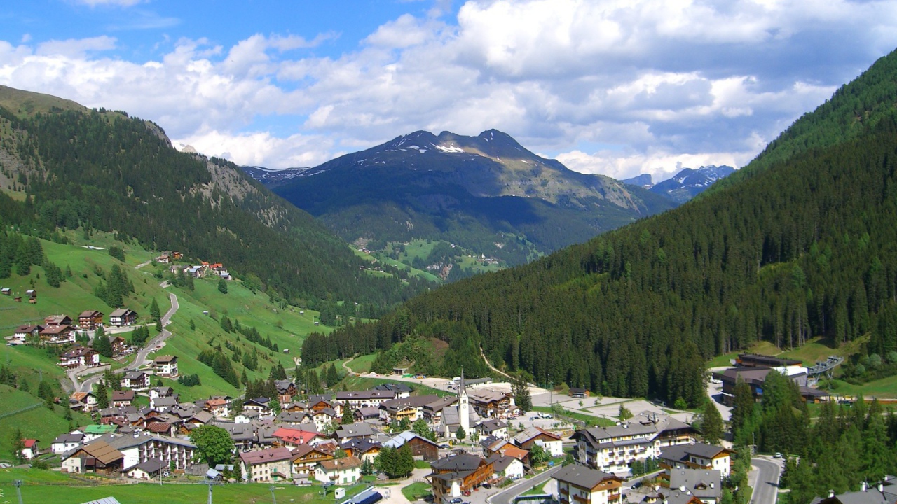 Летний пейзаж на горнолыжном курорте Арабба, Италия