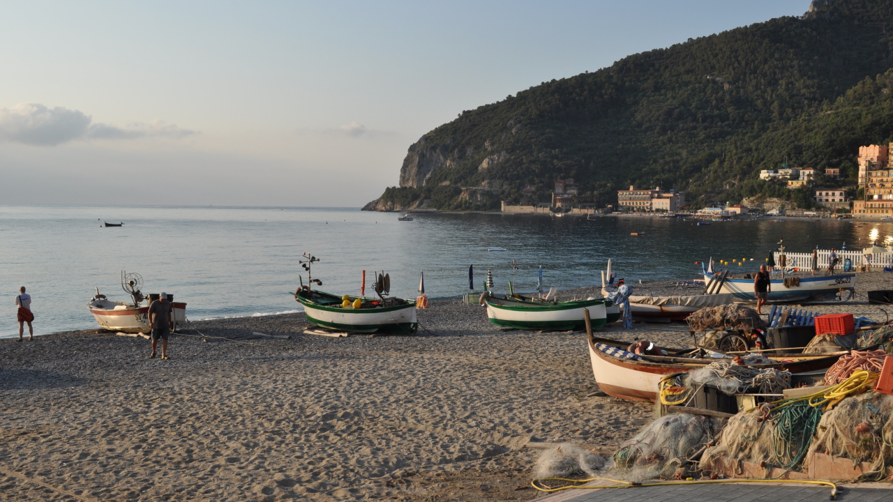 Летний отдых на пляже на курорте Ноли, Италия