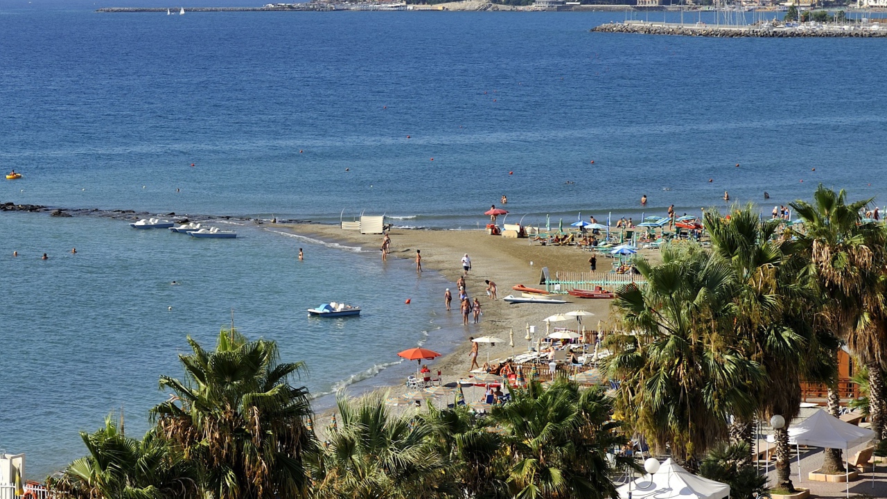 Летний отдых на пляже на курорте Сан Бартоломео Аль Маре, Италия