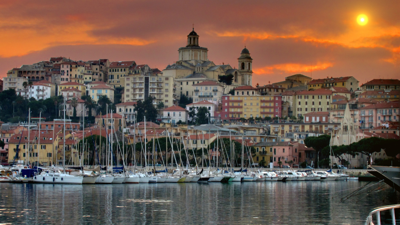 Закат на курорте Империя, Италия