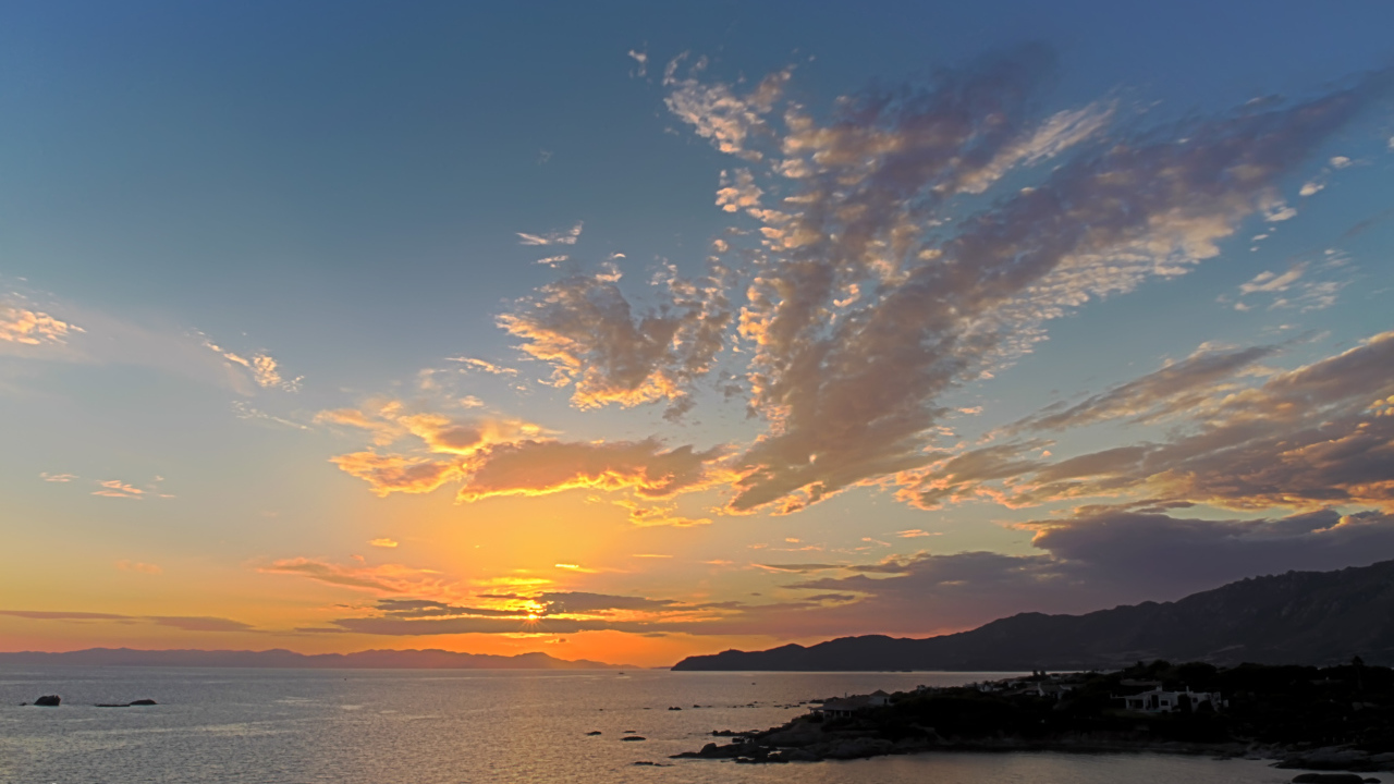 Закат на пляже на курорте Вилласимиус, Италия