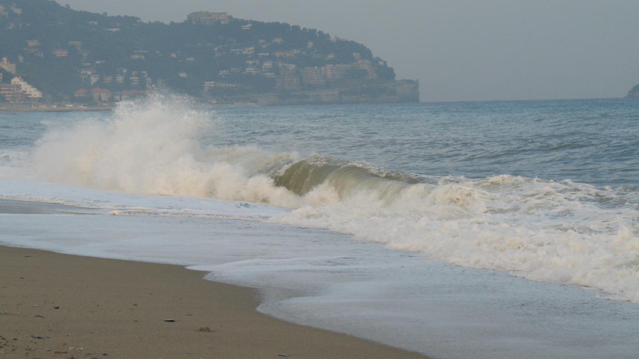 Морской прибой на курорте Споторно, Италия
