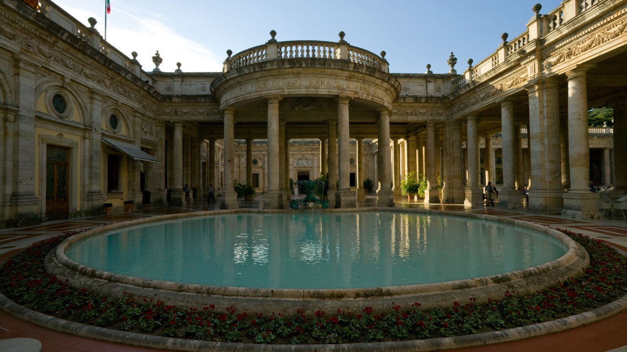 Бассейн на курорте в Монтекатини Терме, Италия