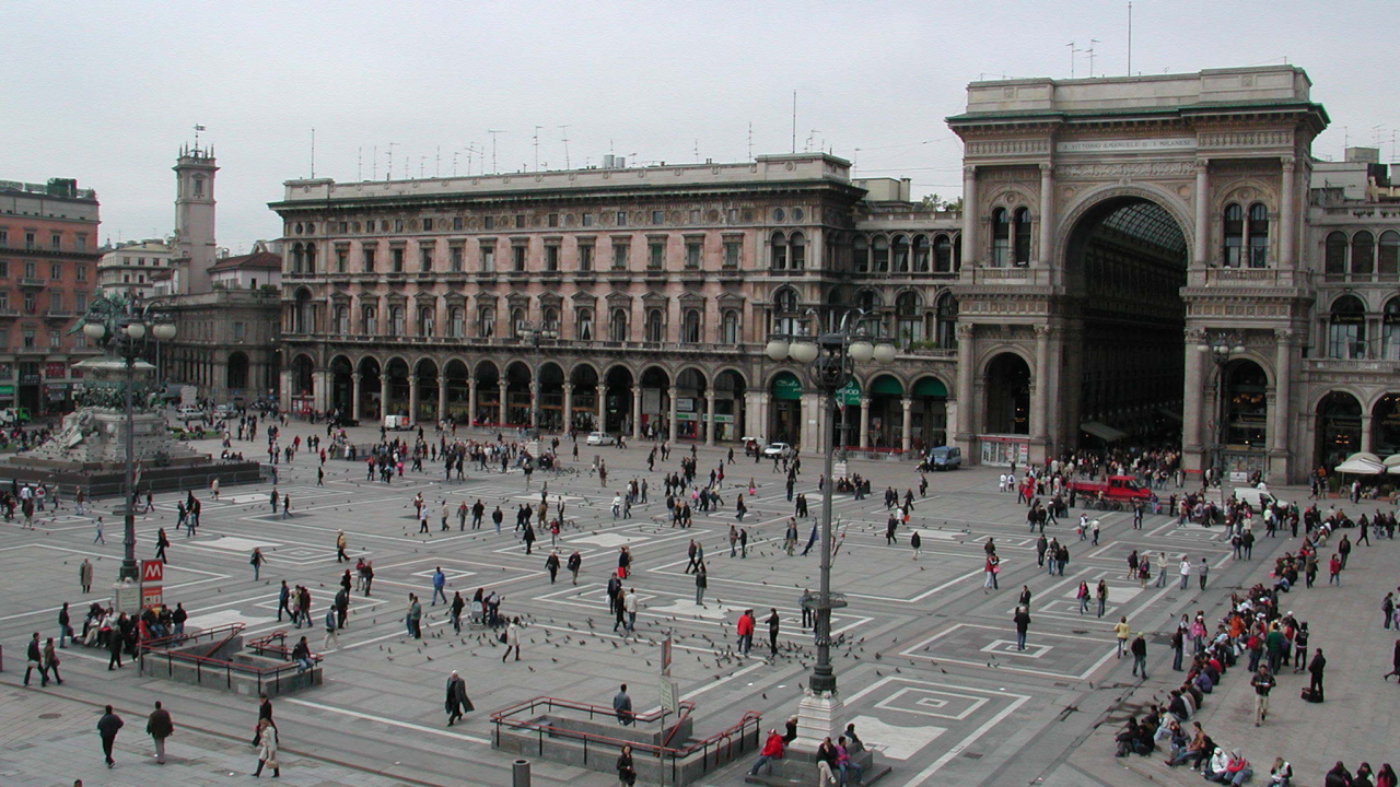 Центральная площадь в Милане, Италия