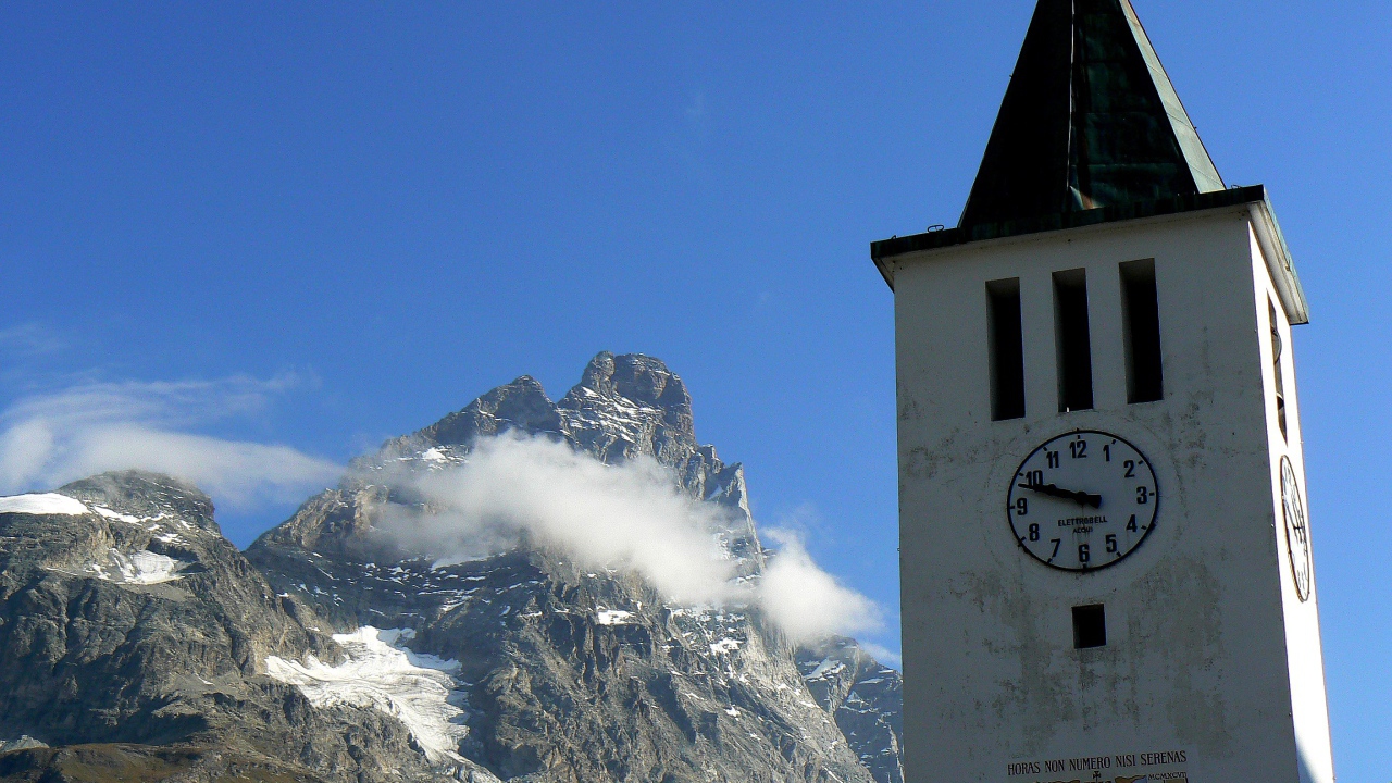 Башня с часами на горнолыжном курорте Червиния, Италия