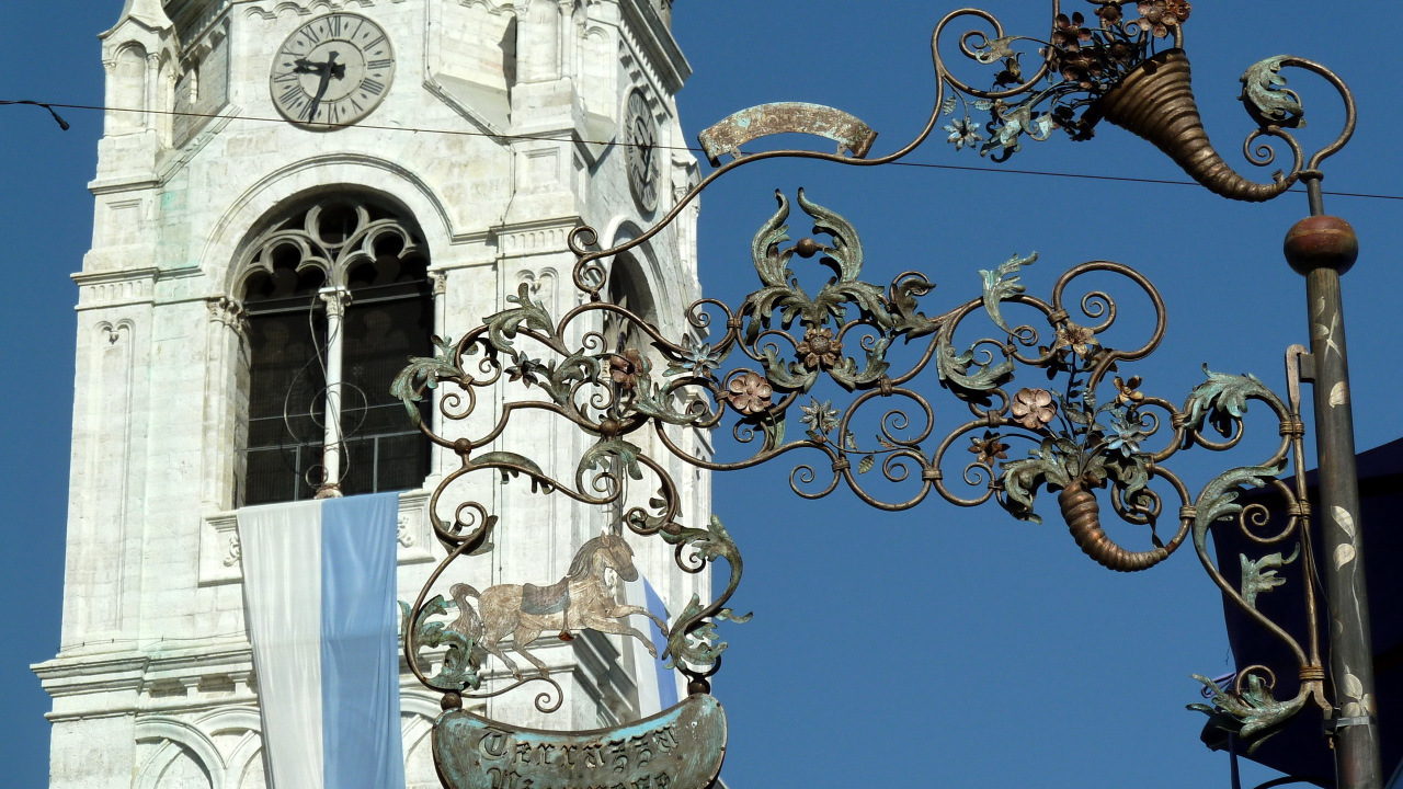 Башня с часами на горнолыжном курорте Кортина д'Ампеццо, Италия