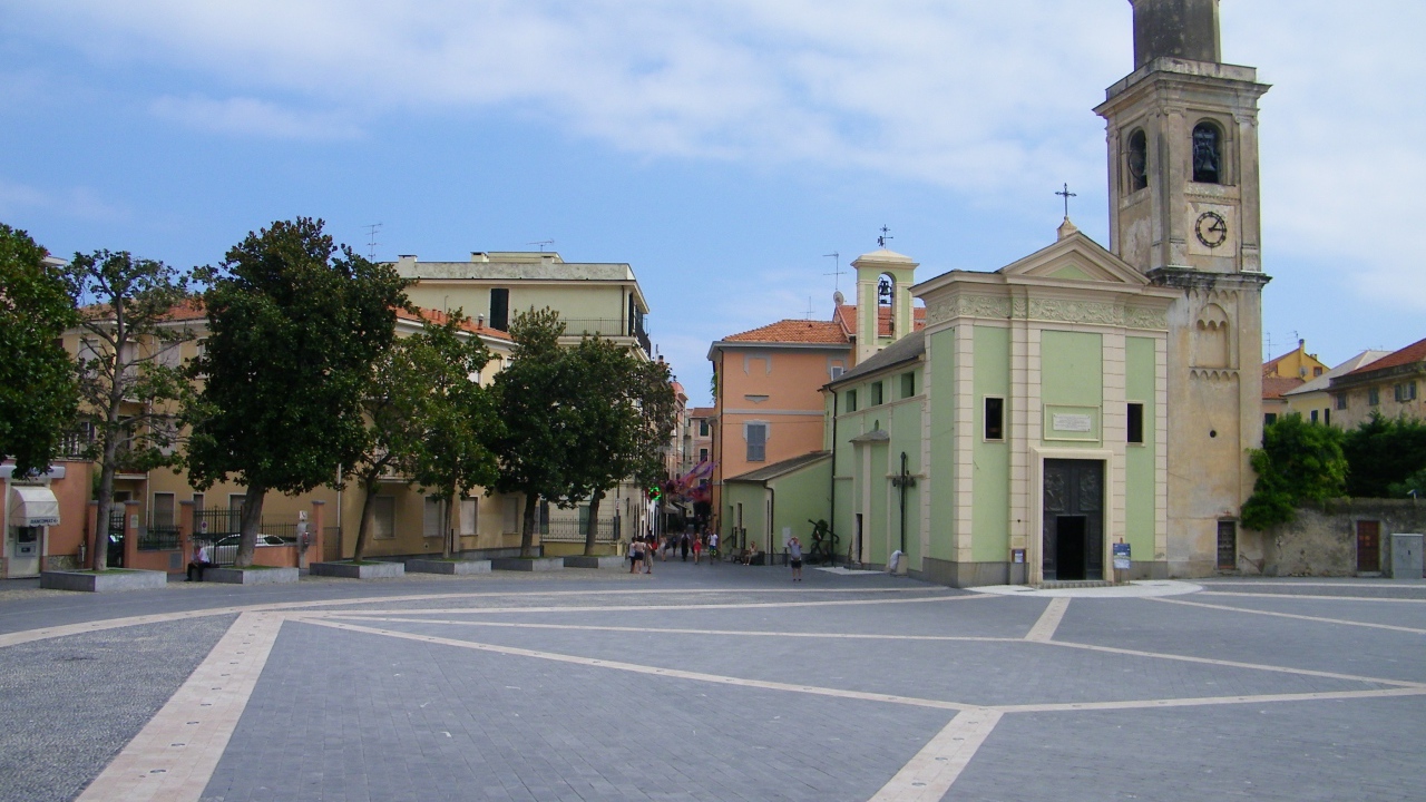 Главная площадь в Лоано, Италия