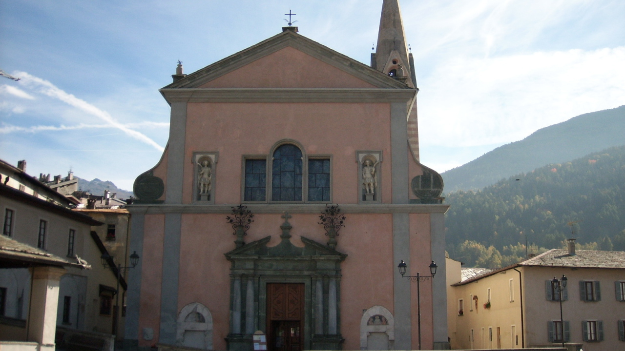 Старинная церковь на курорте в Бормио, Италия