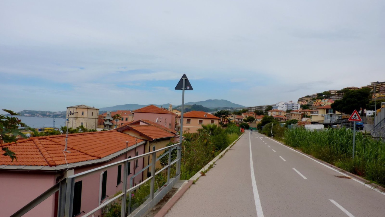 Дорога на побережье в Санто Стефано аль Маре, Италия