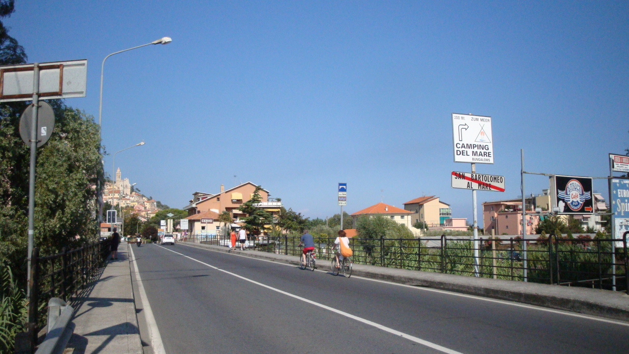 Дорога у набережной на курорте Сан Бартоломео Аль Маре, Италия