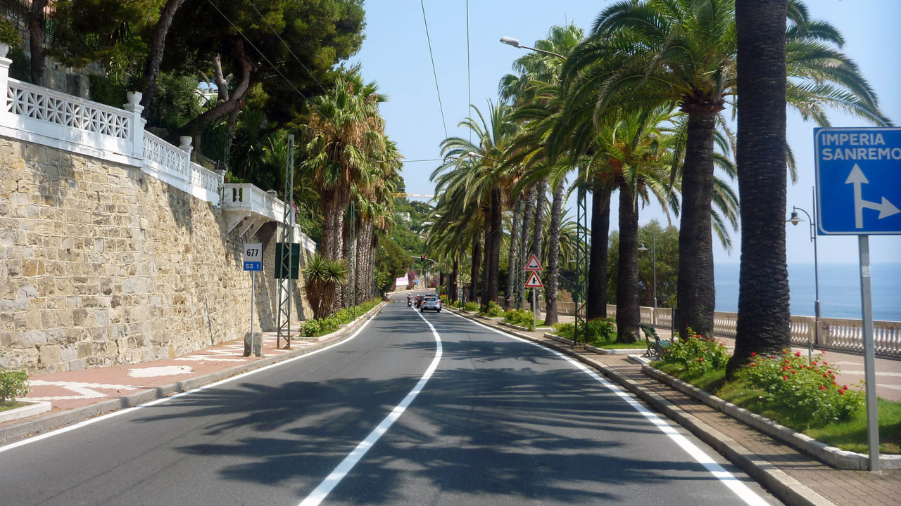 Дорога на набережной в Сан Ремо, Италия