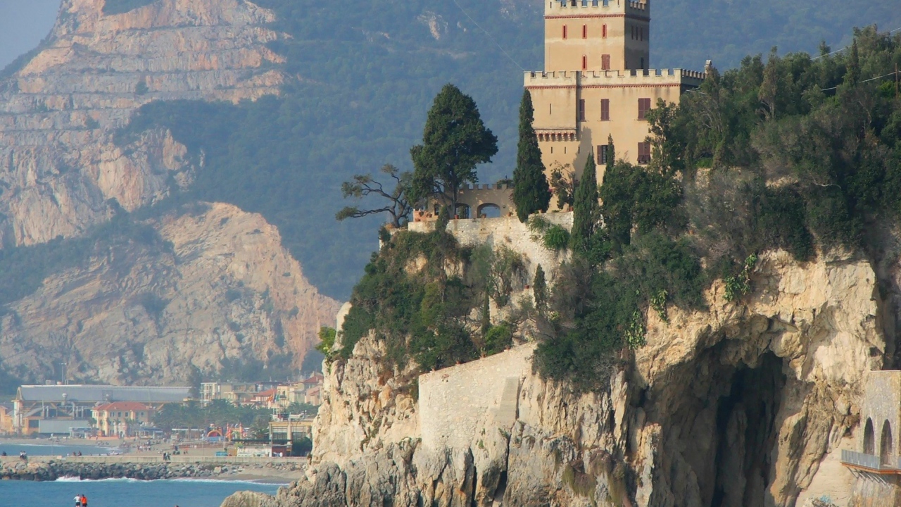 Башня на скале на курорте Финале Лигуре, Италия