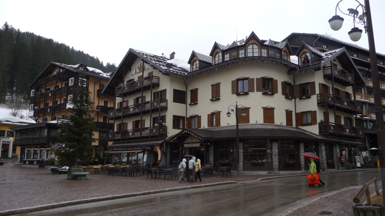 Городские дома на горнолыжном курорте Мадонна ди Кампильо, Италия