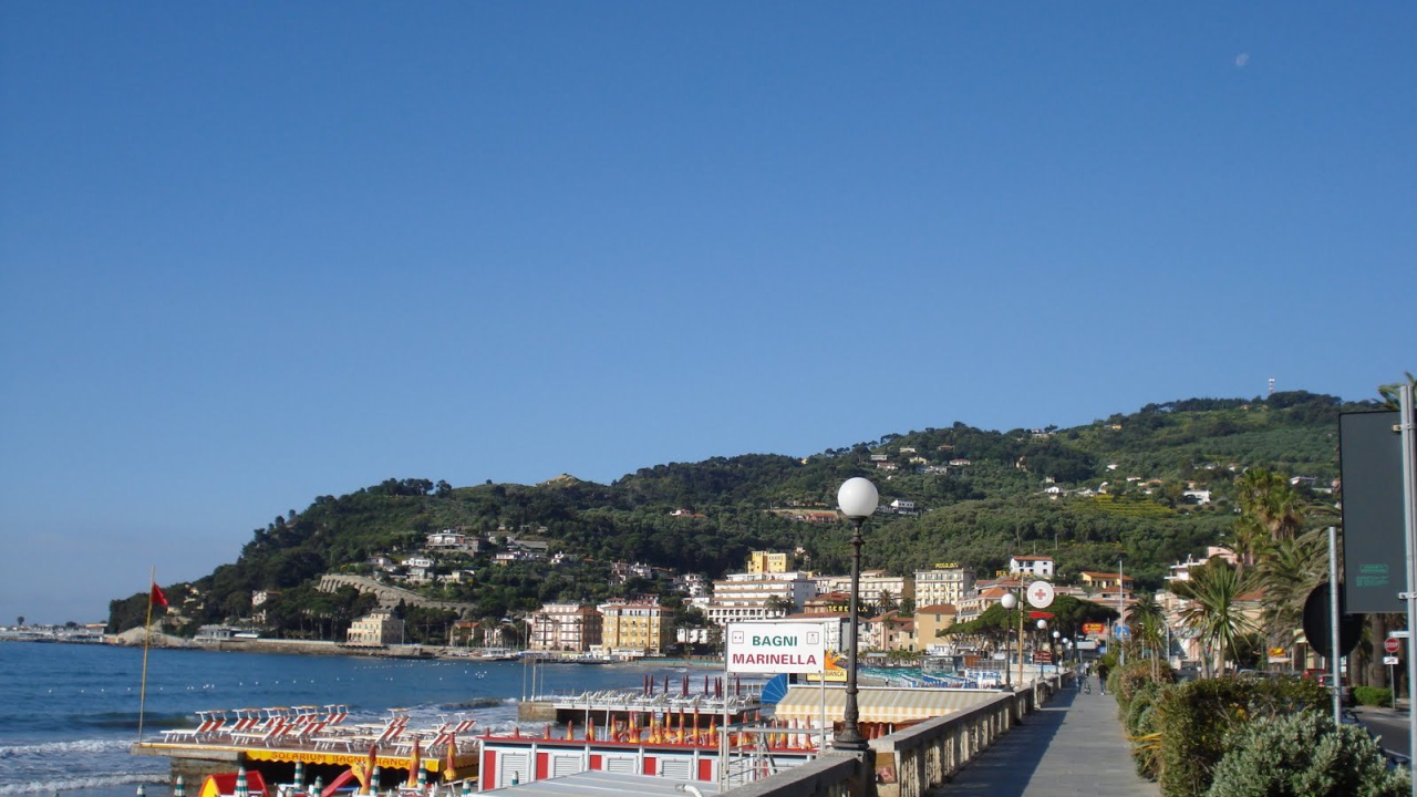 Прогулка по набережной на курорте Диано Марино, Италия