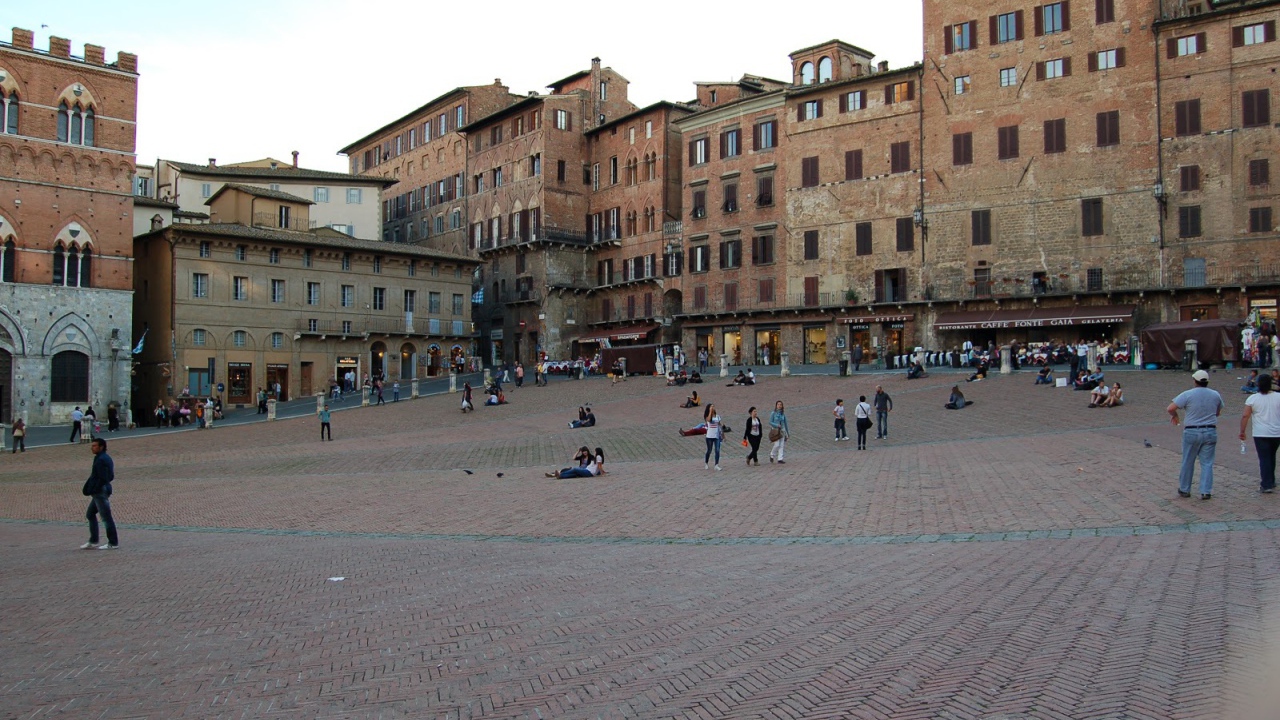 Прогулка на площади в Сиене, Италия