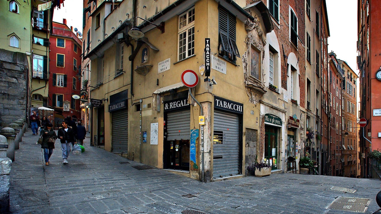Прогулка по улице в Лигурии, Италия