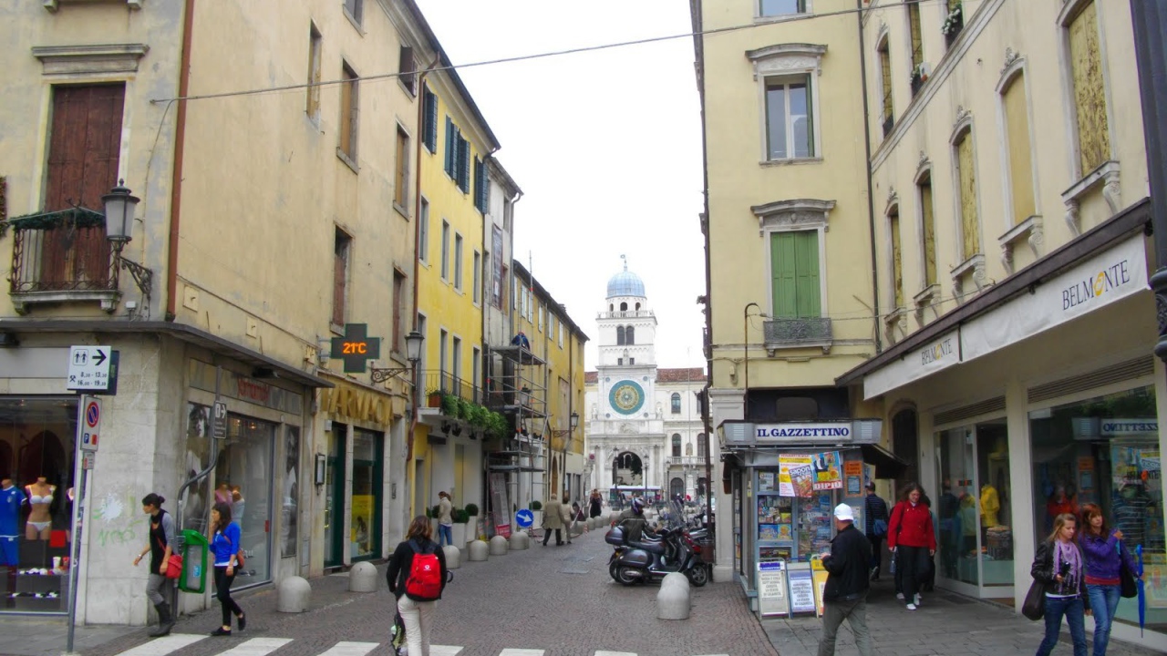 Прогулка по улице в Падуе, Италия