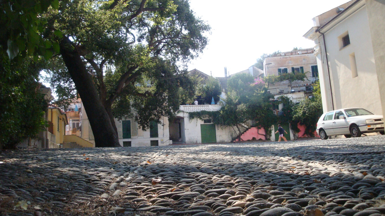 Прогулка по улице на курорте Сан Бартоломео Аль Маре, Италия