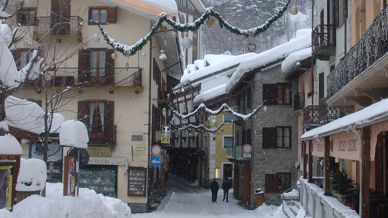 Прогулка по улицам на горнолыжном курорте Курмайор, Италия