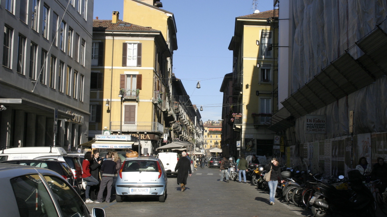 Прогулка по улицам в Милане, Италия