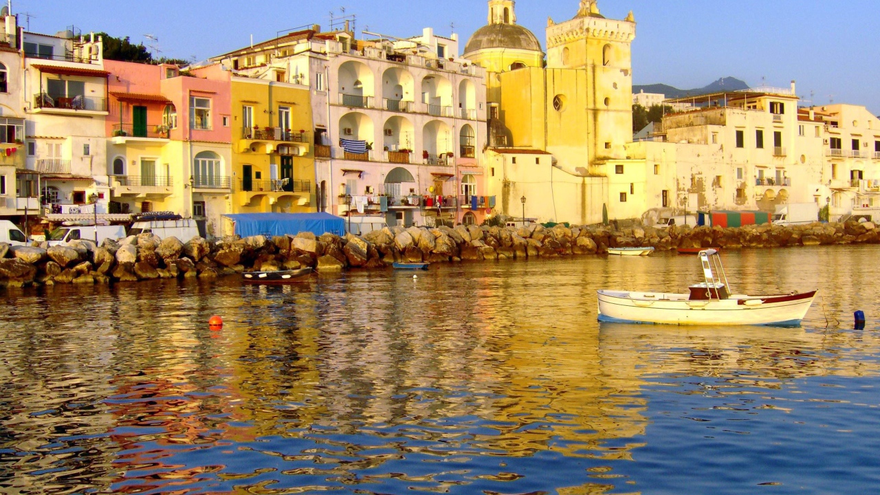 Дома на набережной на острове Искья, Италия