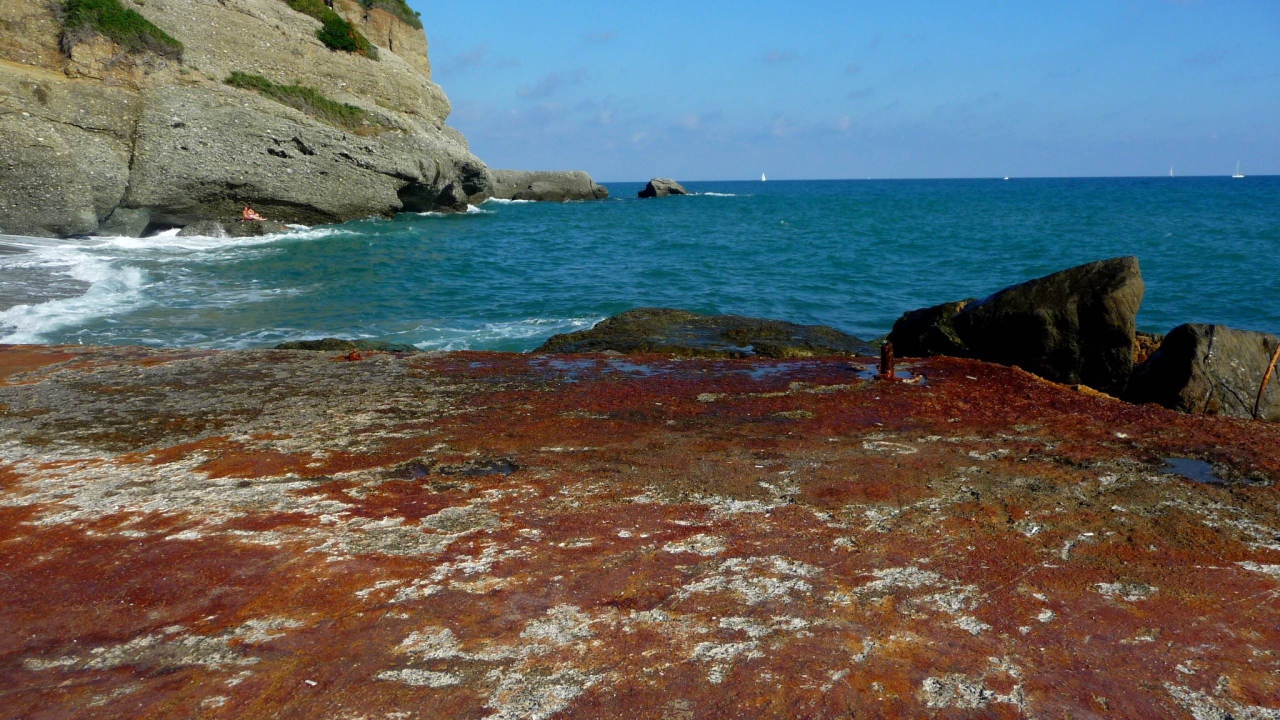 Каменистый берег на курорте Челле Лигуре, Италия