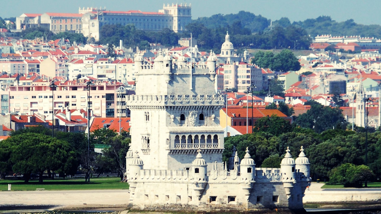 Башня Белем на фоне Лиссабона