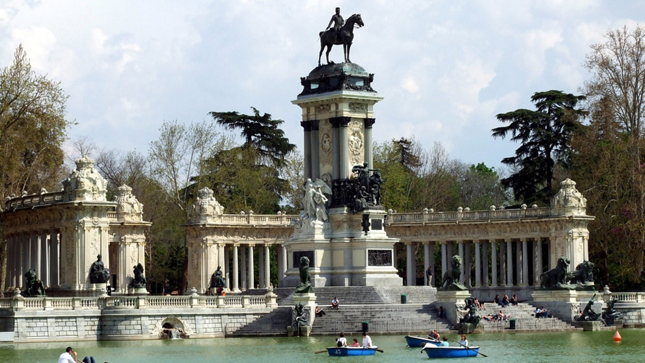 Парковая статуя в Мадриде