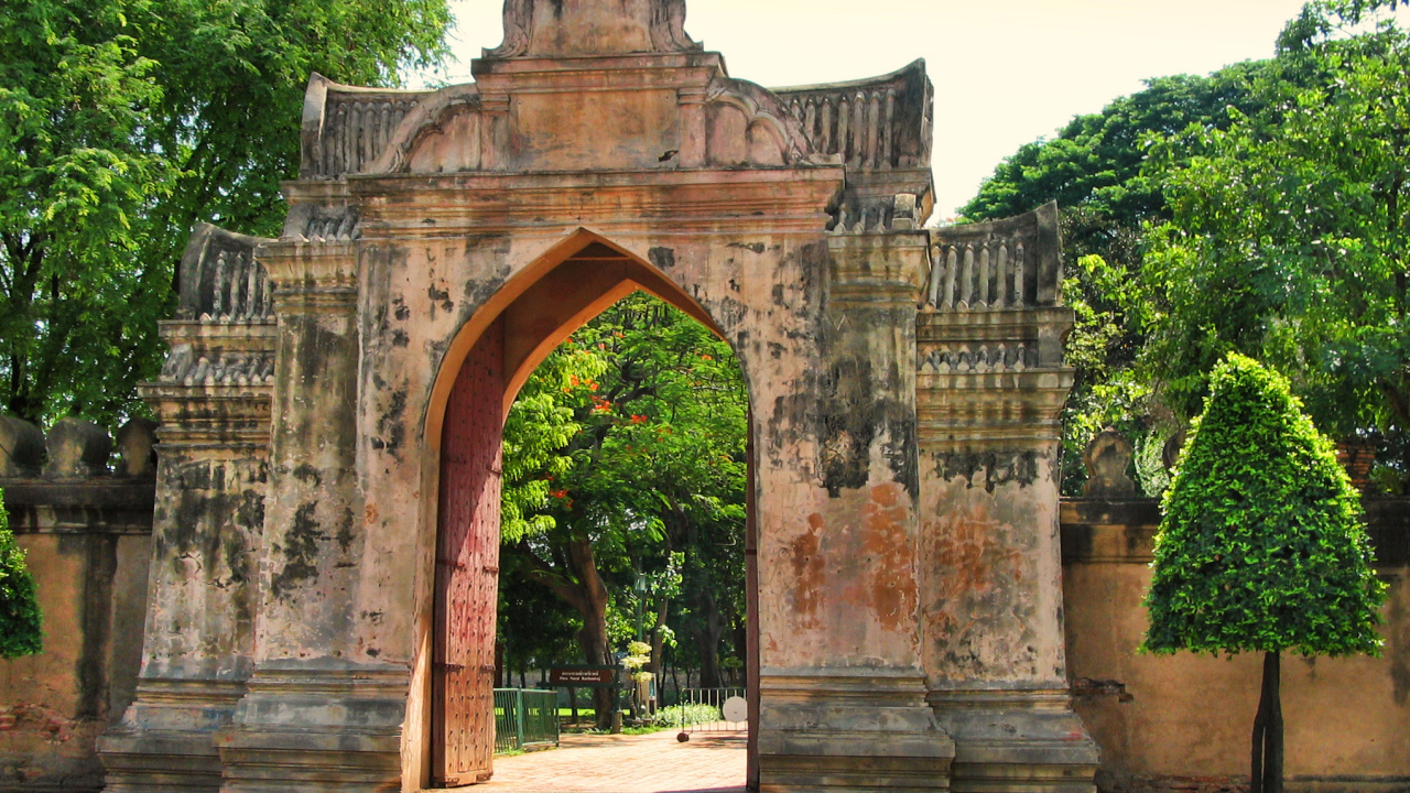 Старинная арка на курорте Лопбури, Таиланд