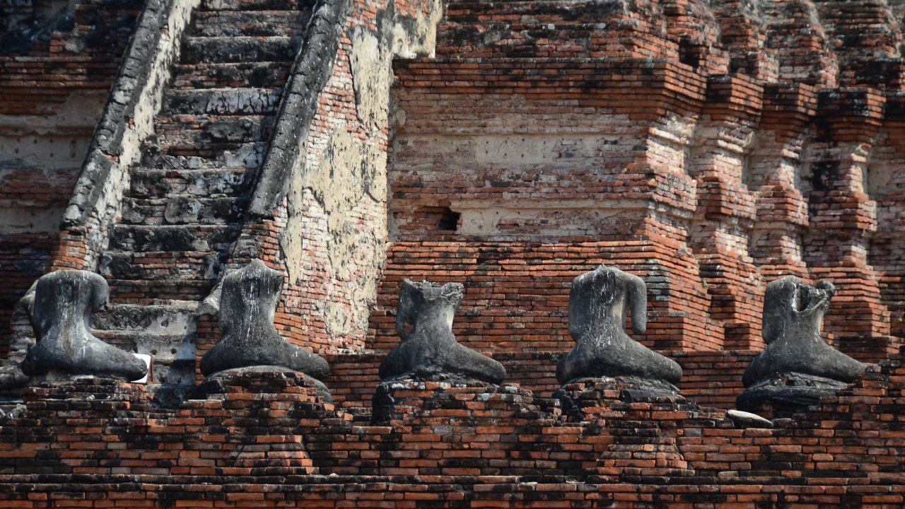 Старинные статуи на храме на курорте Лопбури, Таиланд