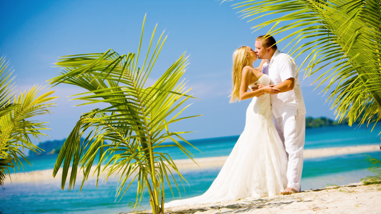 Красивая пара на пляже в Пхукете, Таиланд