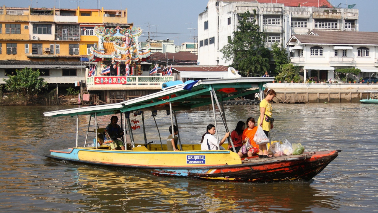 Лодка посреди города на курорте Аютайя, Таиланд