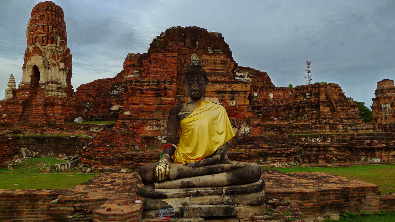 Будда на фоне развалин храма на курорте Аютайя, Таиланд