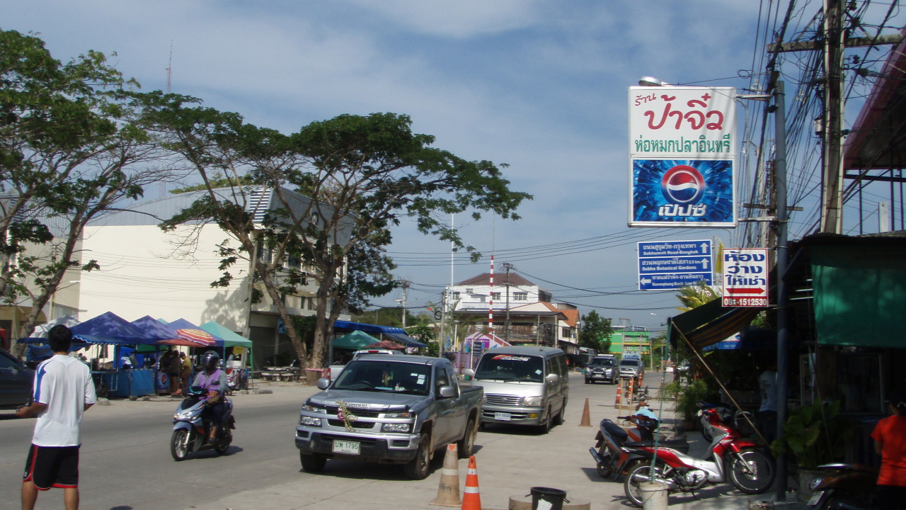 Городская улица на курорте Районг, Таиланд