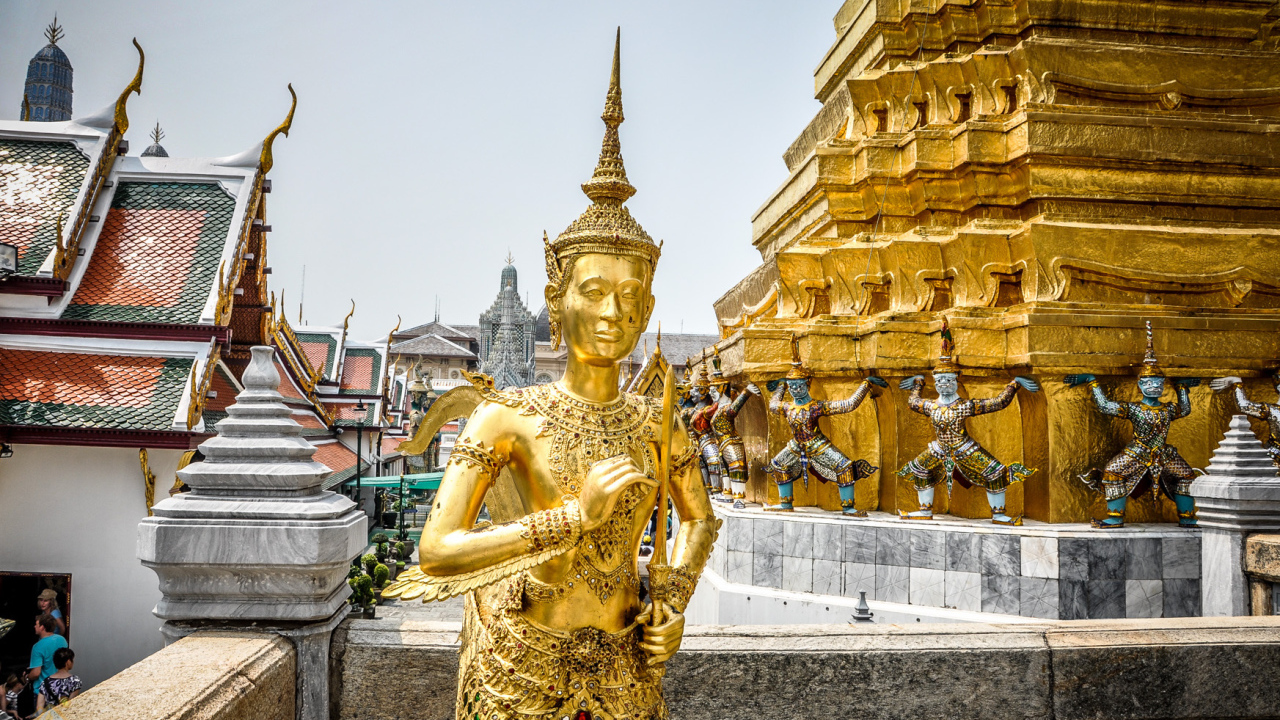Золотая статуя в Бангкоке, Таиланд