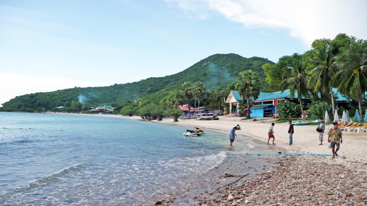 Гравий на пляже на курорте острова Ко Лан, Таиланд