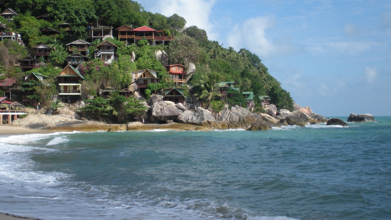 Дома на скале у берега на острове Панган, Таиланд