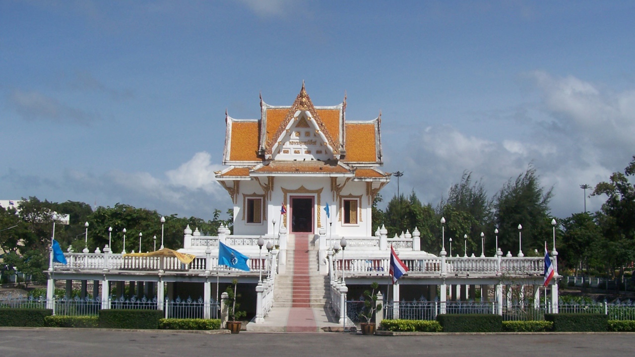 Новый храм на курорте Районг, Таиланд