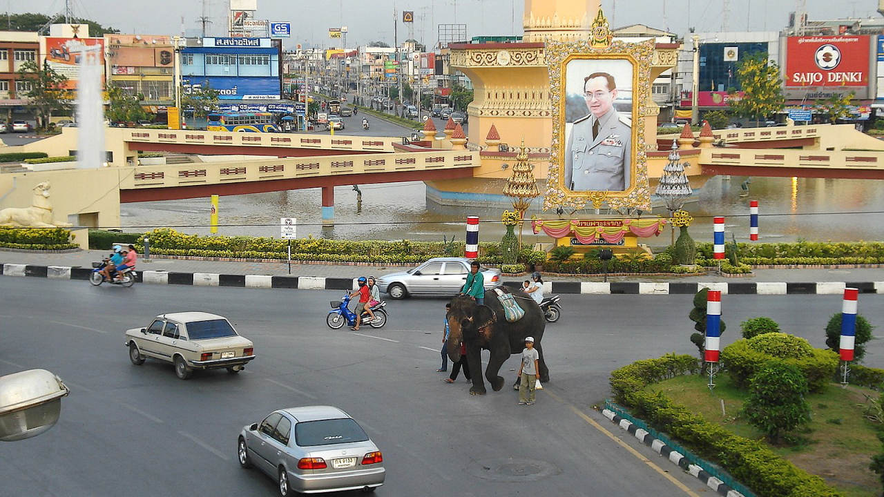 На улице города на курорте Лопбури, Таиланд