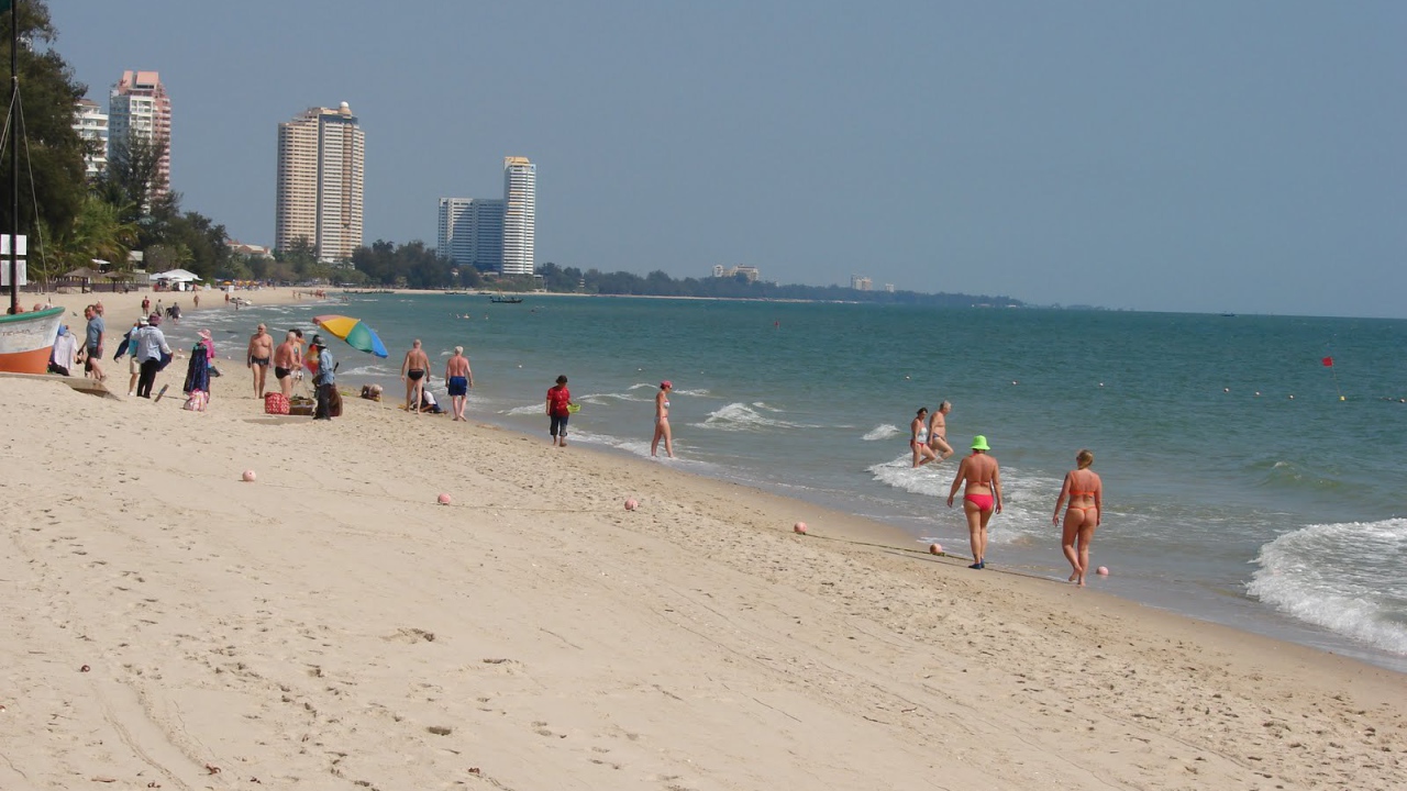 Отдых на пляже на курорте Ча Ам, Таиланд