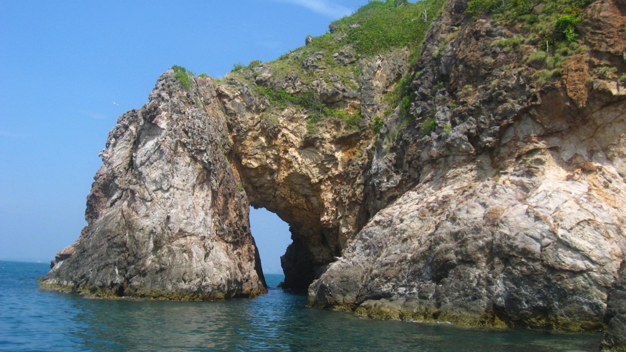 Скалистый берег на острове Самет, Таиланд