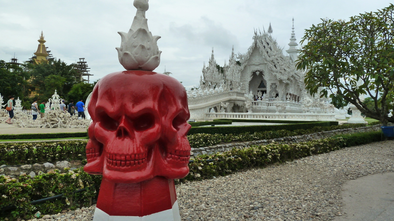 Статуя череп на курорте Чианг Рай, Таиланд