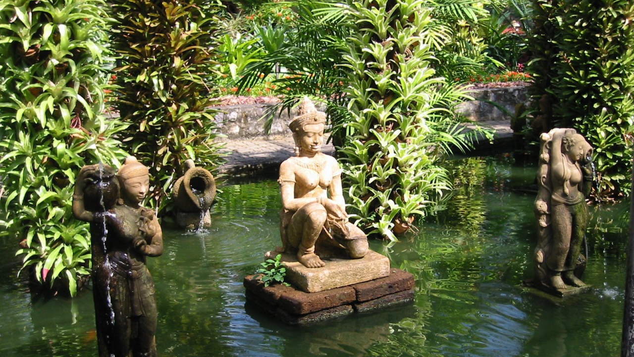 Статуя в воде на курорте Районг, Таиланд