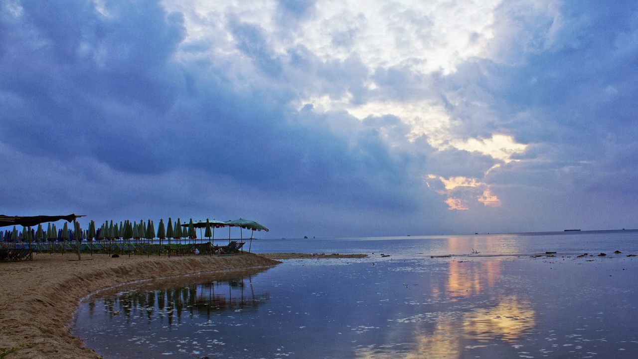 Закат на пляже на курорте Ча Ам, Таиланд