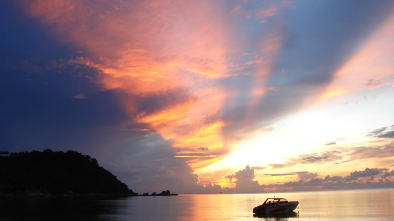 Закат на побережье на острове Панган, Таиланд