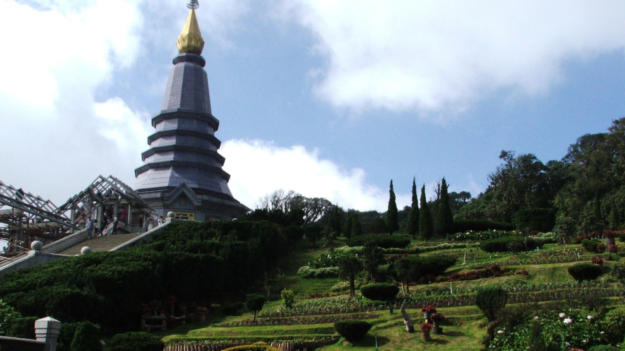 Храм на горе на курорте Чианг Рай, Таиланд